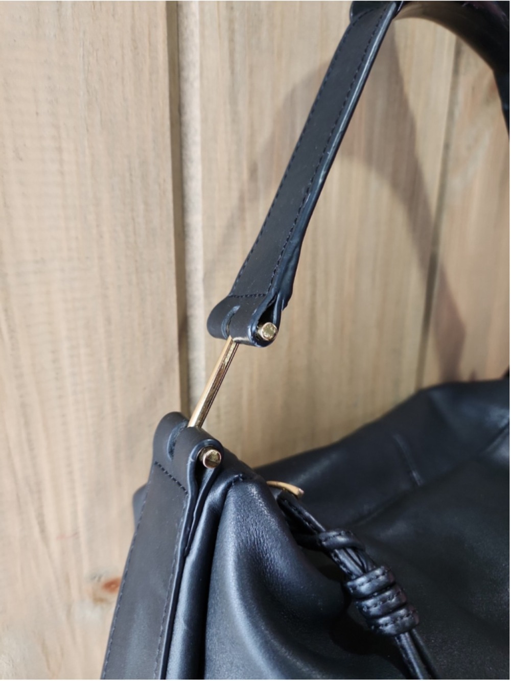 Vince Camuto Josie Hobo Bag Smooth Leather EUC - Picture 2 of 16
